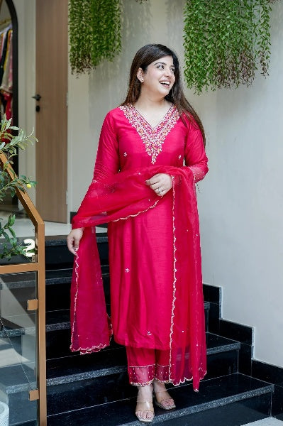 Viscose Chanderi Kurta Set with Scalloped Neckline & Organza Detailing