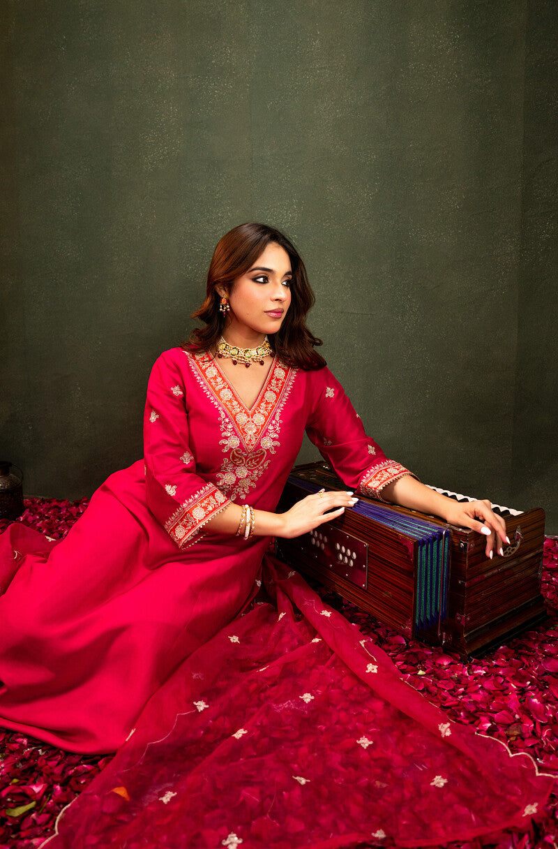 Embroidered Chanderi Silk Kurta Set with Scalloped Organza Dupatta