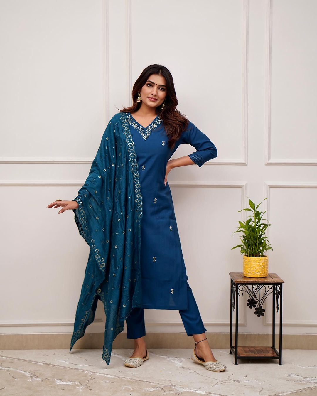V-Neck Roman Silk Embroidered Kurta Set with Scalloped Organza Dupatta