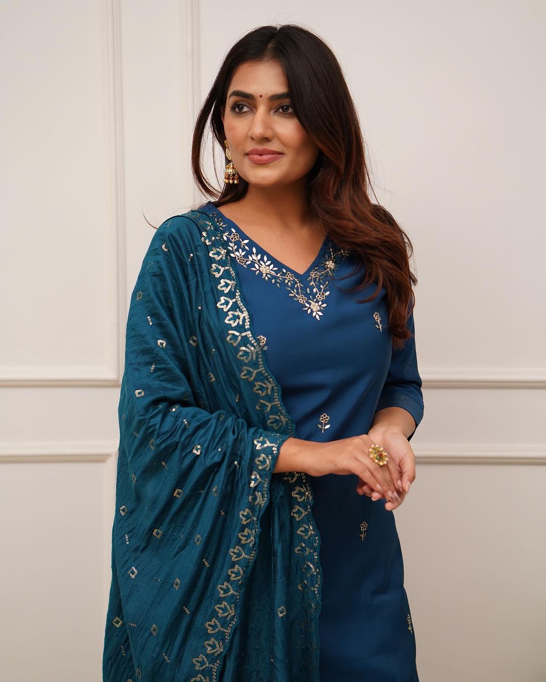 V-Neck Roman Silk Embroidered Kurta Set with Scalloped Organza Dupatta