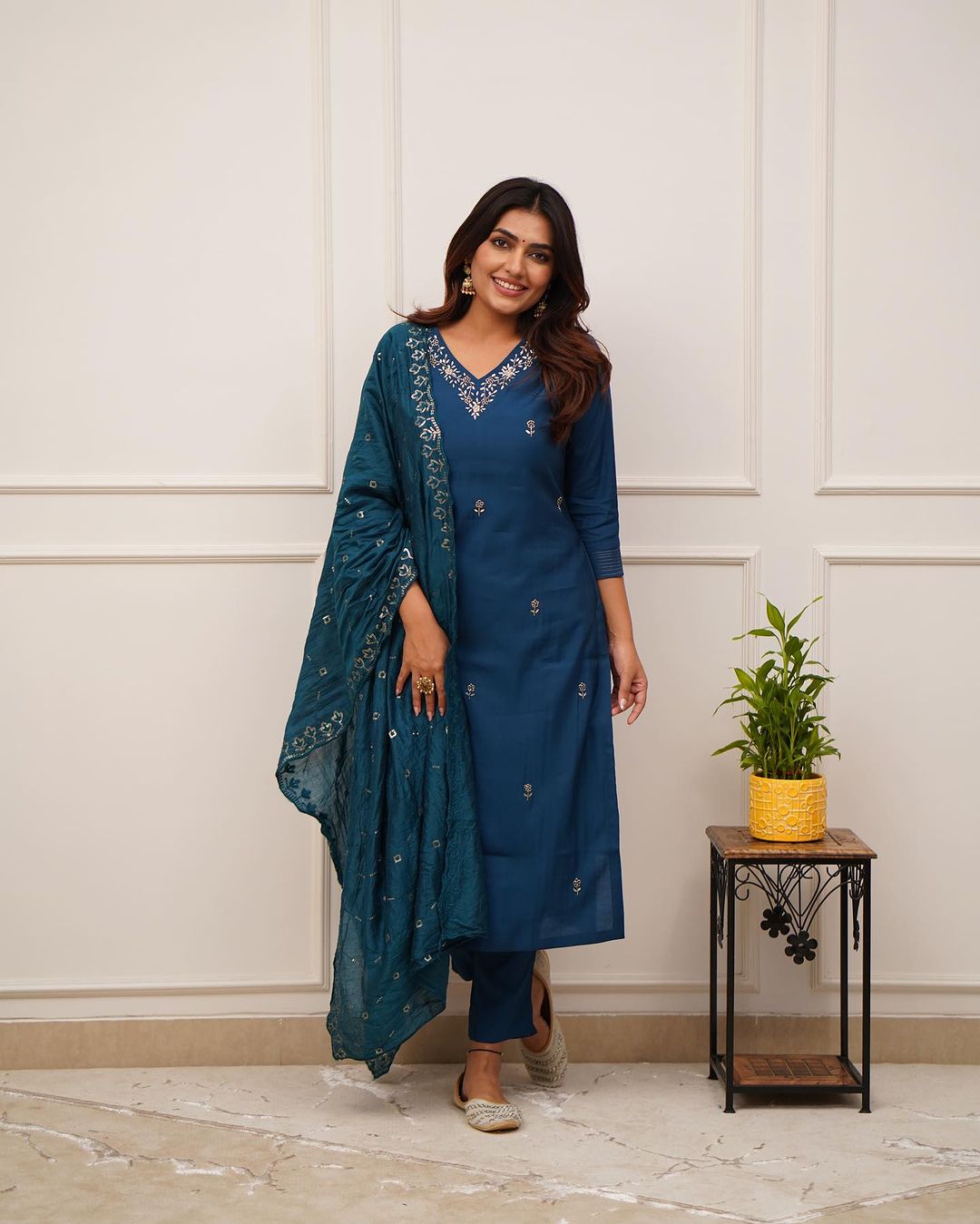 V-Neck Roman Silk Embroidered Kurta Set with Scalloped Organza Dupatta