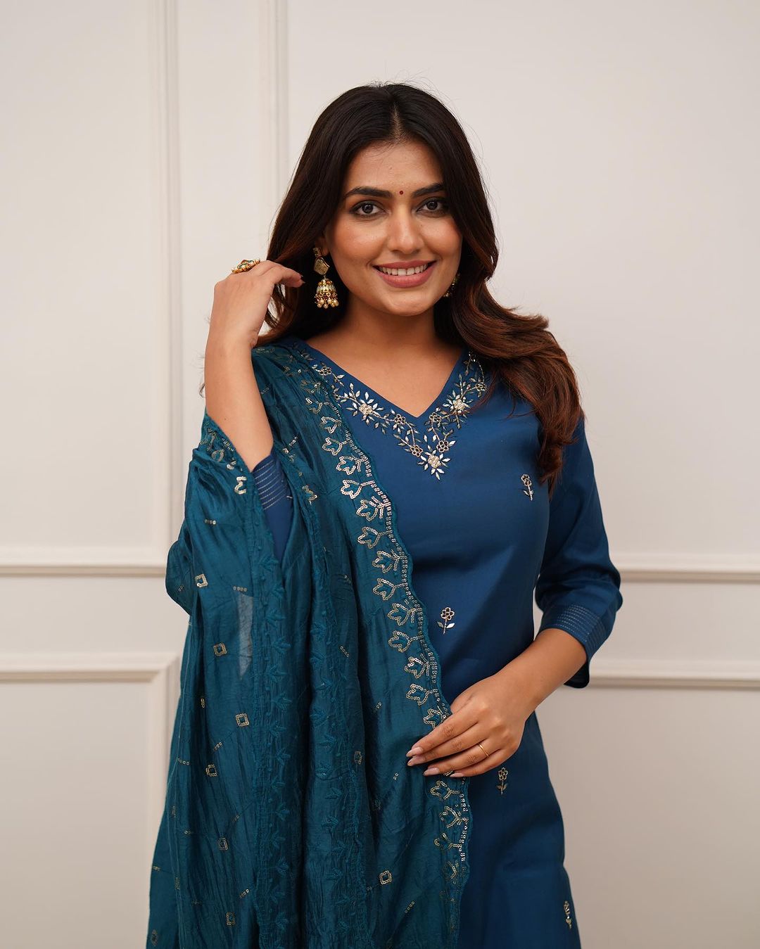 V-Neck Roman Silk Embroidered Kurta Set with Scalloped Organza Dupatta